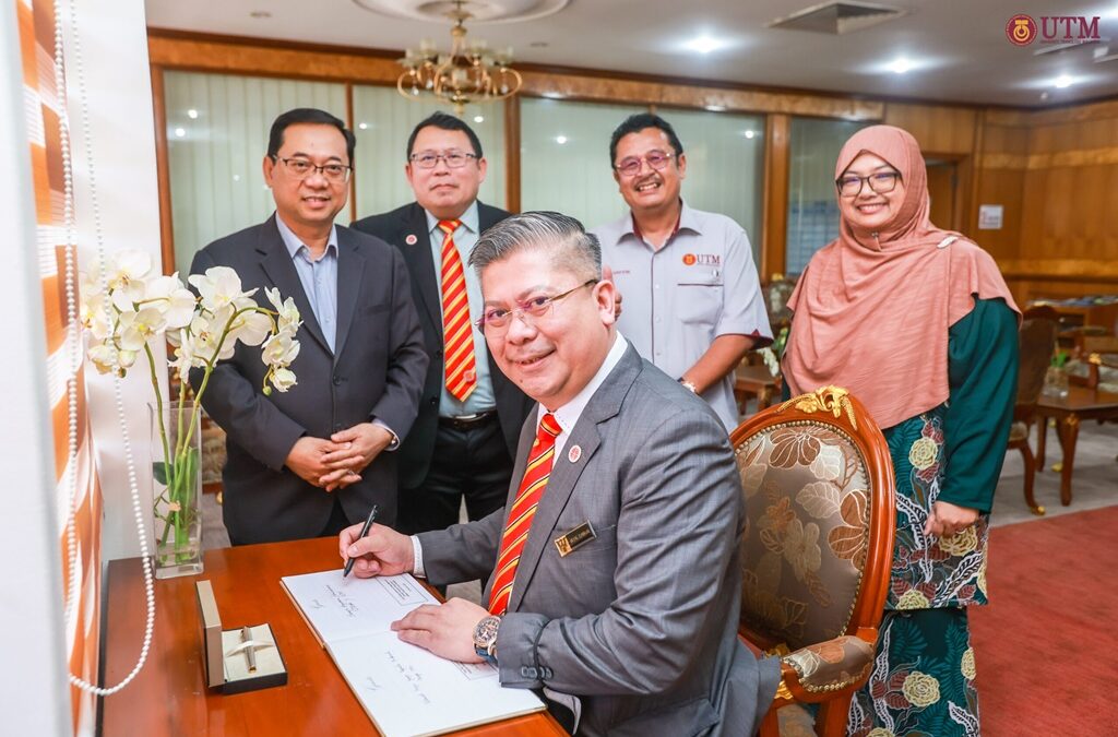 Kunjungan Hormat Encik Awang Zamhari Bin Awang Mahmood Timbalan Pengarah (Pengurusan) Jabatan Tanah Dan Survei Sarawak