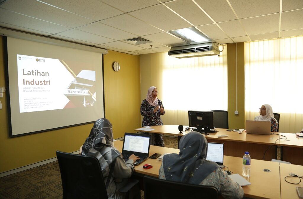 Pembentangan Akhir Pelajar Latihan Industri Diploma Library Management