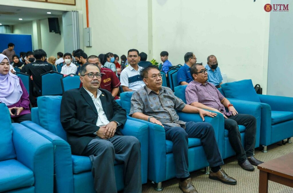 Majlis Perasmian Program Motivasi Bersama Penerima Biasiswa Endowmen UTM Di Dewan Konvensyen, Blok B12, Fakulti Alam Bina Dan Ukur FABU) Pada 24 Jun 2023