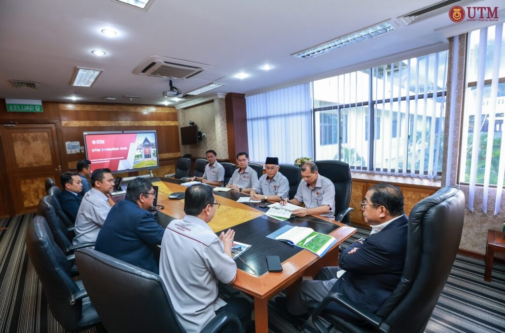 Pembentangan Projek Ecosystem EV UTM kepada YB Datuk Seri Mohamed Khaled Nordin Menteri Pendidikan Tinggi Malaysia Pada 9 April 2023